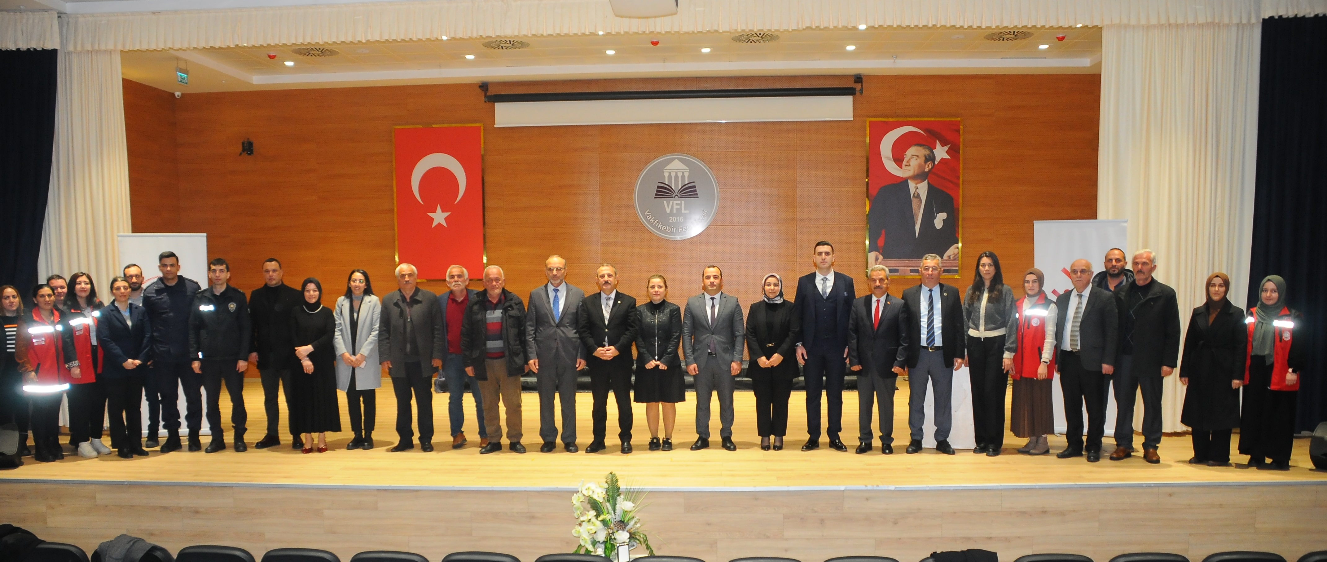 1 Kadina Yöneli̇k Şi̇ddete Karşi Uluslararasi Mücadele Günü Dolayisiyla Konferans Düzenlendi̇