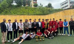 ŞAMPİYON TAKIMA KUPASI VERİLDİ