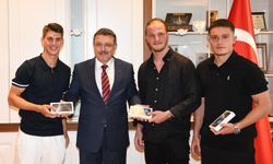 BAŞKAN GENÇ’TEN ŞAMPİYONLARA HEDİYE
