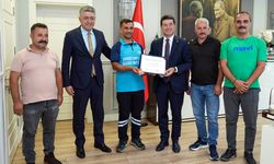 BAŞKAN KAYA, ÖRNEK DAVRANIŞ SERGİLEYEN PERSONELE TEŞEKKÜR BELGESİ VERDİ