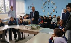 MÜFTÜ KÜÇÜK’TEN ÖĞRENCİLERE KUR’AN VE İLMİHAL HEDİYESİ