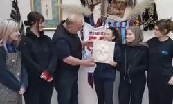 MÜDÜR ZAMAN’A ÖĞRENCİLERİNDEN TRABZONSPOR SÜRPRİZİ