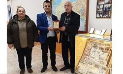 “BASINDA OKULUMUZ” KÖŞESİ İÇİN SARAÇ’A PLAKET