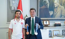 BAŞKAN KAYA, AKDENİZ OYUNLARI’NDAN MADALYALARLA DÖNEN BUĞRA SELİMZADE’Yİ AĞIRLADI