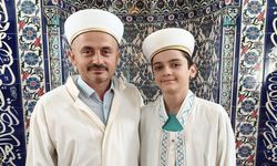 KÜRSÜDE BABA, MİNBERDE OĞUL