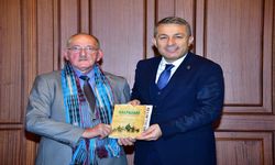 Yazar Uzun Adına Gazeteci Özcan’dan Eşsiz Eser Vali Şahin'e Hediye Edildi