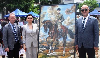 “ATATÜRK” GÖRSELİ SERGİYE DAMGA VURDU