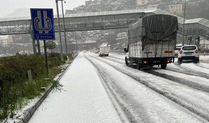 Beşikdüzü Yaylacıların Gümüşhane Tünel Çıkışında Dolu Yağmuru Durdurdu