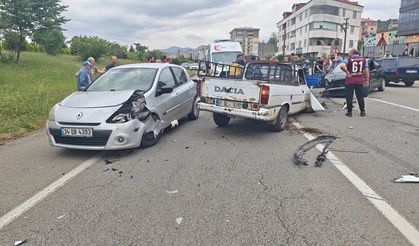 VAKFIKEBİR’DE ZİNCİRLEME TRAFİK KAZASI: 8 YARALI