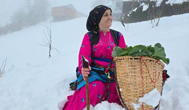 Ağasarlı Kadınlar Kar Suyu Alan Karalahana İçin Bahçeye Girdiler