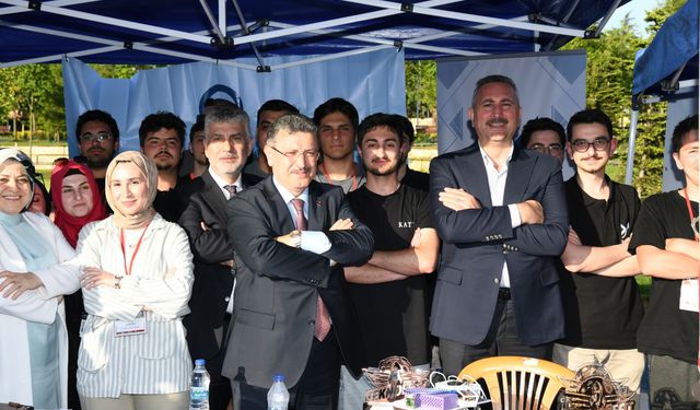 BAŞKAN GENÇ: “TRABZON’U TEKNOLOJİYLE BÜYÜTEN NESİLLER YETİŞİYOR”