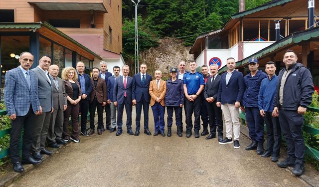 KAYMAKAM MEMİŞ EMEKLİ OLAN ŞEKERCİ’YE BAŞARI BELGESİ VERDİ
