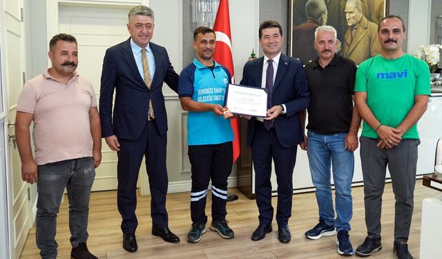 BAŞKAN KAYA, ÖRNEK DAVRANIŞ SERGİLEYEN PERSONELE TEŞEKKÜR BELGESİ VERDİ