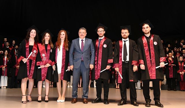 BAŞKAN GENÇ, HUKUK FAKÜLTESİ MEZUNLARINA TAVSİYELERDE BULUNDU
