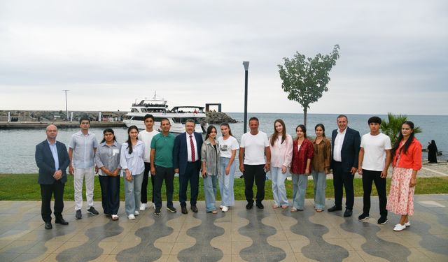 BAŞKAN GENÇ, ÖZBEK ÖĞRENCİLERLE YEMEKTE BULUŞTU