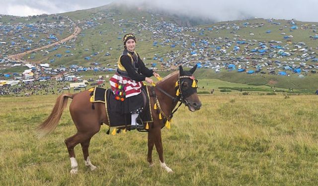AĞASARIN ATLI ÇEPNİ KIZI GÖNÜLLERE DOKUNDU