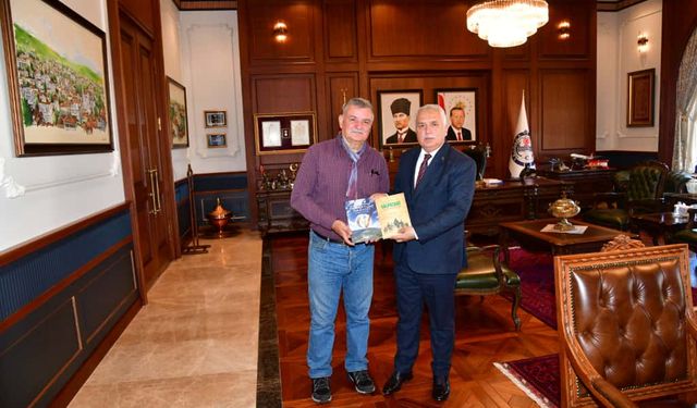 Yazar Uzun Gazi ve Şehit Torunu Trabzon Valisi Aziz Yıldırım’a İmzalı Kitaplarını Verdi