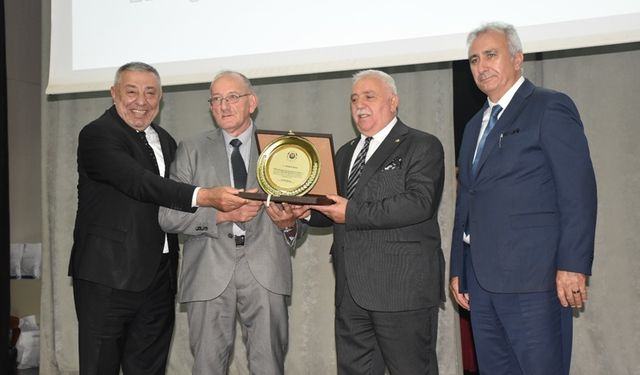 GAZETEMİZ KÖŞE YAZARI ÖZCAN YEREL BASIN ÖDÜLÜ ALDI