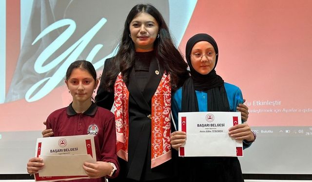 ŞALPAZARI İLÇE KAYMAKAMI ÖĞRENCİLERE BAŞARI BELGELERİ TAKDİMİ