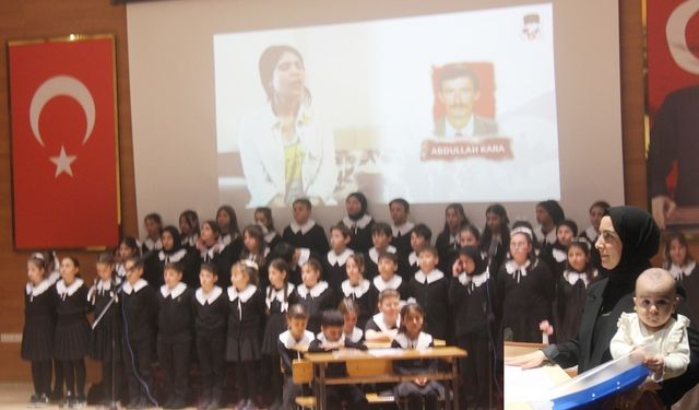 MERVE ÖĞRETMEN KÜRSÜDE ÇOCUĞUYLA KONUŞMA YAPTI