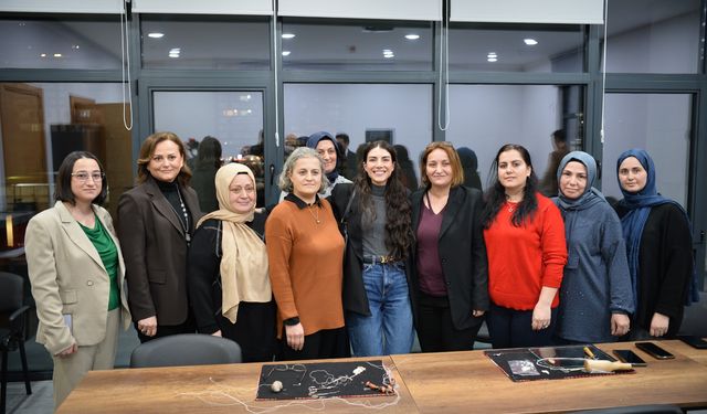 ÜNLÜ OYUNCU BÜYÜKŞEHİR'İN KADIN YAŞAM VE İSTİHDAM MERKEZİ’NE HAYRAN KALDI