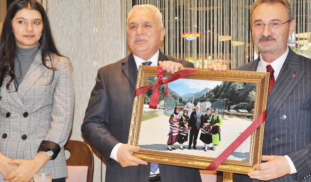 AĞASAR EVLADI İL VALİSİNİ VEDA YEMEĞİ İLE ANKARA UĞURLADI