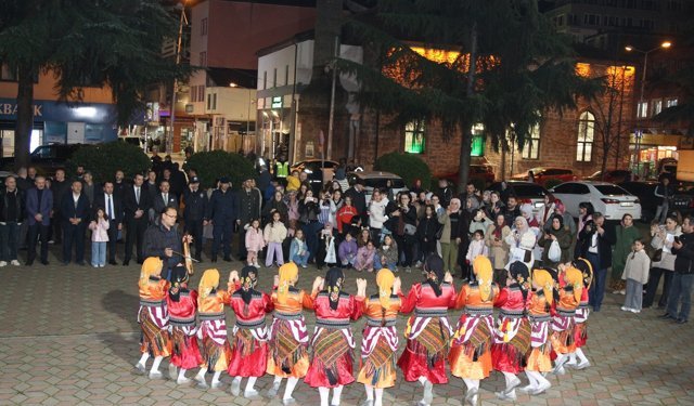 VAKFIKEBİR’DE KURTULUŞ COŞKUSU: SOKAKLAR MEŞALELERLE AYDINLANDI