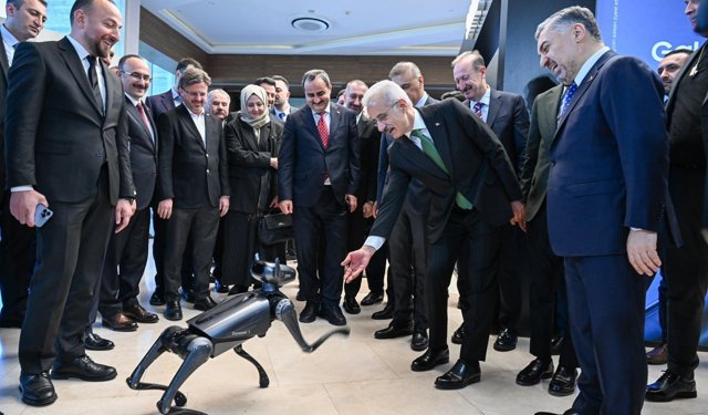 Bakan Uraloğlu ve Başkan Uzun’dan 5G Çıkartması: "Dijital Gelecek İçin Kararlıyız"