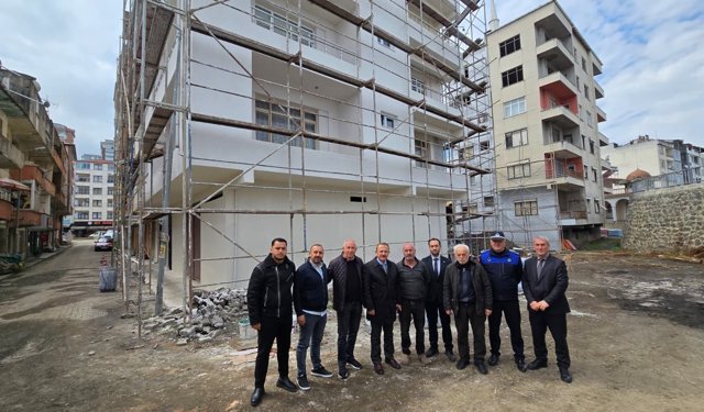 SAHİL CADDESİ’NDE CEPHE SAĞLIKLAŞTIRMA MESAİSİ BAŞLADI