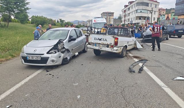 VAKFIKEBİR’DE ZİNCİRLEME TRAFİK KAZASI: 8 YARALI