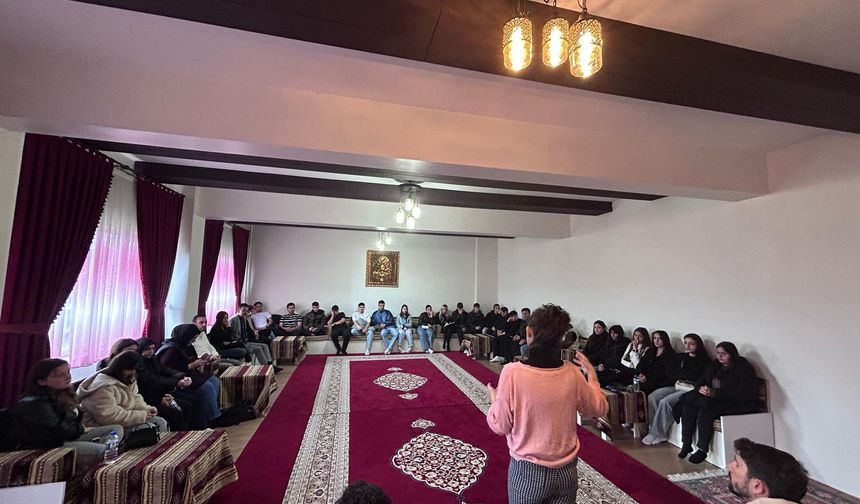 VAKFIKEBİR MYO ÖĞRENCİLERİNDEN GENÇLİK MERKEZİNE ZİYARET