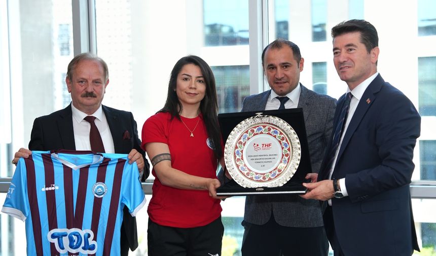 BAŞKAN KAYA, TÜRKİYE İKİNCİSİ HENTBOLCULARI KABUL ETTİ