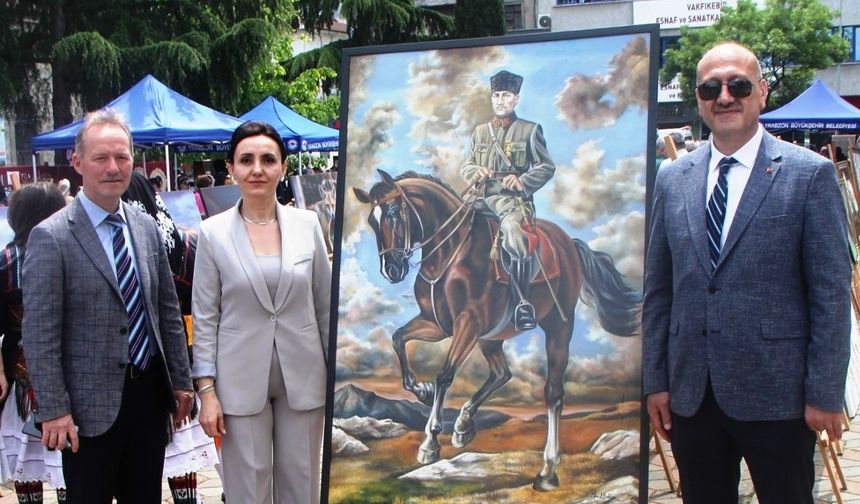 “ATATÜRK” GÖRSELİ SERGİYE DAMGA VURDU