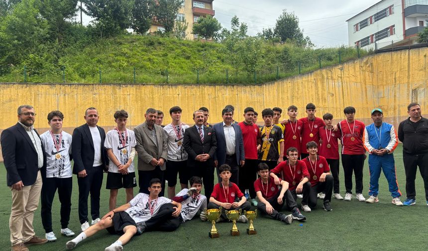 ŞAMPİYON TAKIMA KUPASI VERİLDİ