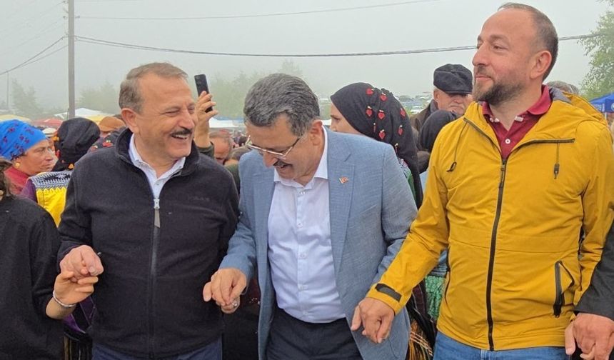 BAŞKANLAR GENÇ VE KOÇAL, KEMENÇEYLE COŞAN KALABALIĞA EŞLİK ETTİLER