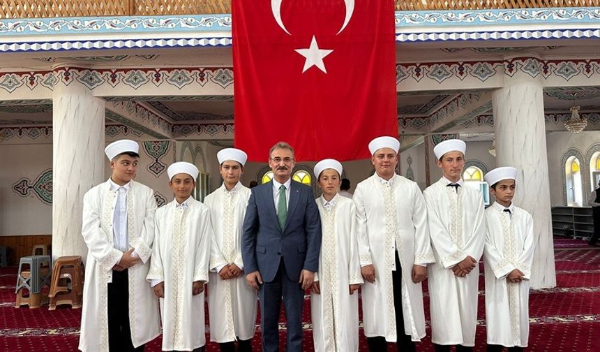 ŞALPAZARI SÜTPINAR’DA HAFIZLARA İCAZET MERASİMİNDE BELGELERİ VERİLDİ