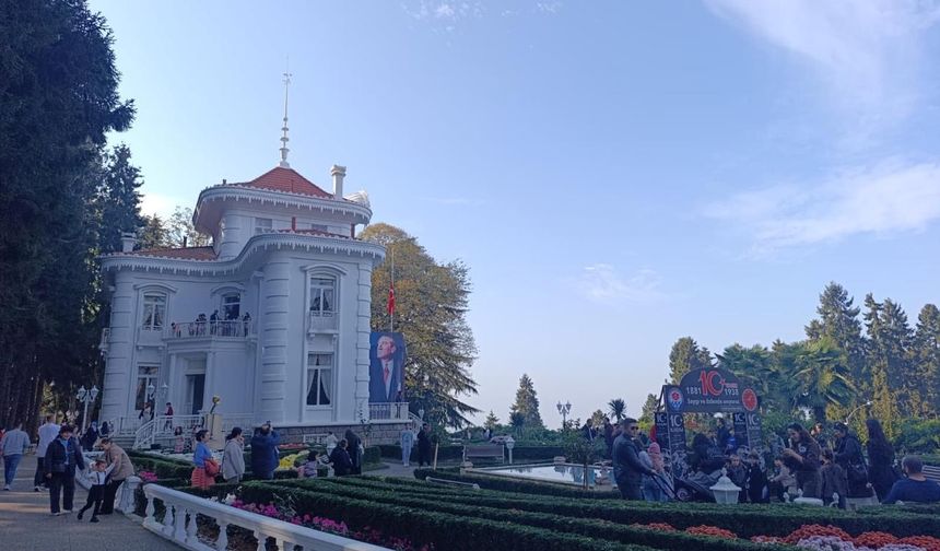ATATÜRK KÖŞKÜ 10 KASIM'DA ZİYARETÇİ AKININA UĞRADI