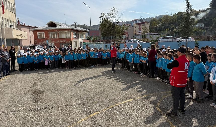 “KIZILAY, İNSANLIK ADINA FEDAKÂRLIĞIN VE MERHAMETİN SEMBOLÜDÜR