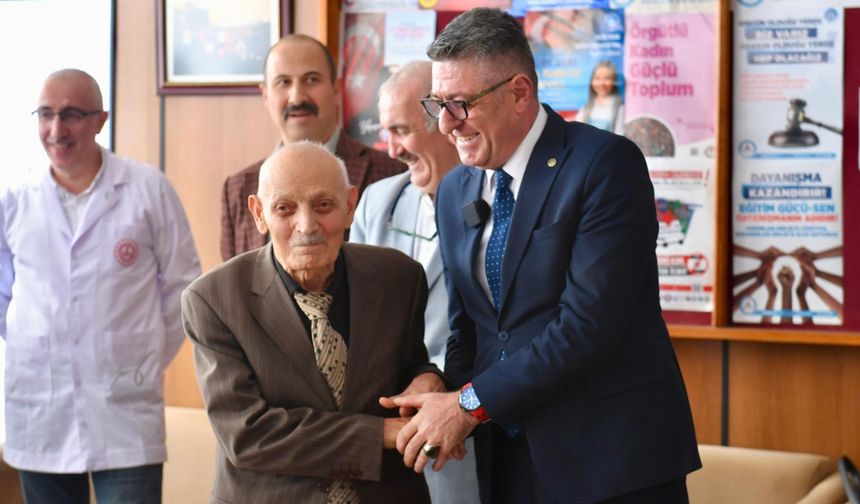 BAŞKAN YARDIMCISI ARSLAN’DAN OKULLARA ‘ÖĞRETMENLER GÜNÜ’ ZİYARETİ