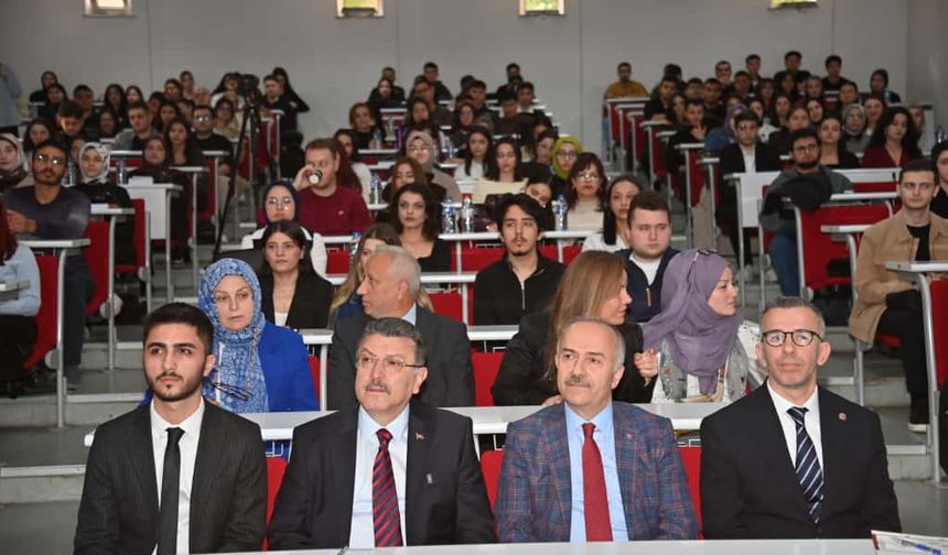 BAŞKAN GENÇ, GELECEĞİN HUKUKÇULARINA UFUK ÇİZDİ: "TAM BAĞIMSIZ TÜRKİYE OMUZLARINIZDA YÜKSELECEK"