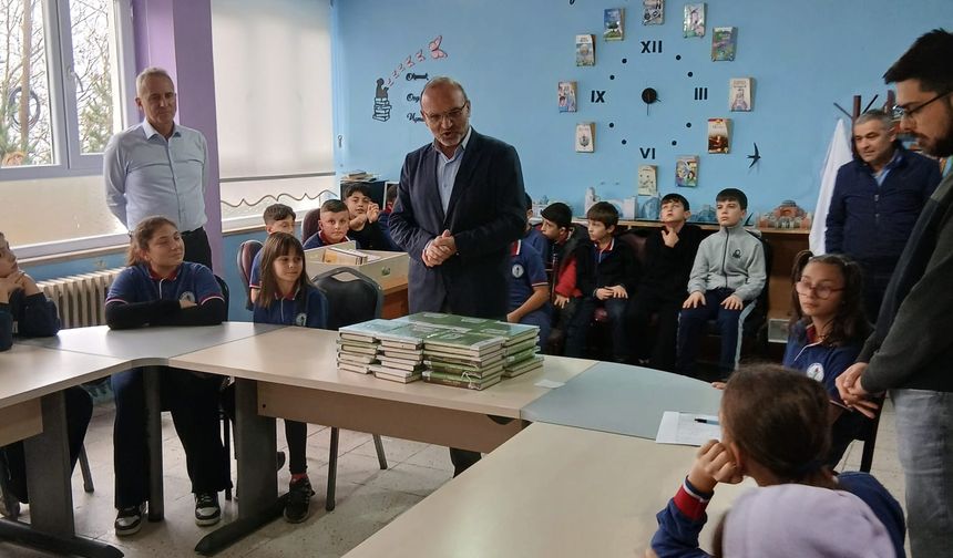 MÜFTÜ KÜÇÜK’TEN ÖĞRENCİLERE KUR’AN VE İLMİHAL HEDİYESİ