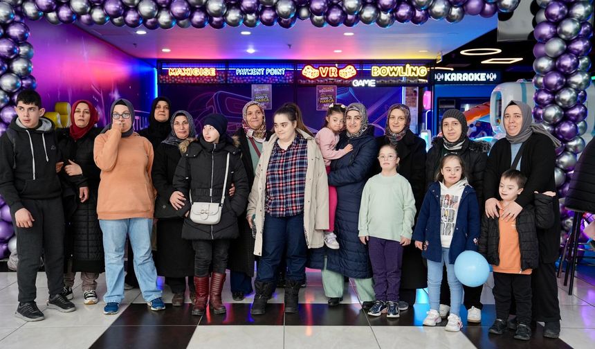 ÖZEL BİREYLER, ‘NEŞELİ SAATLER’ İLE ÇOK MUTLU