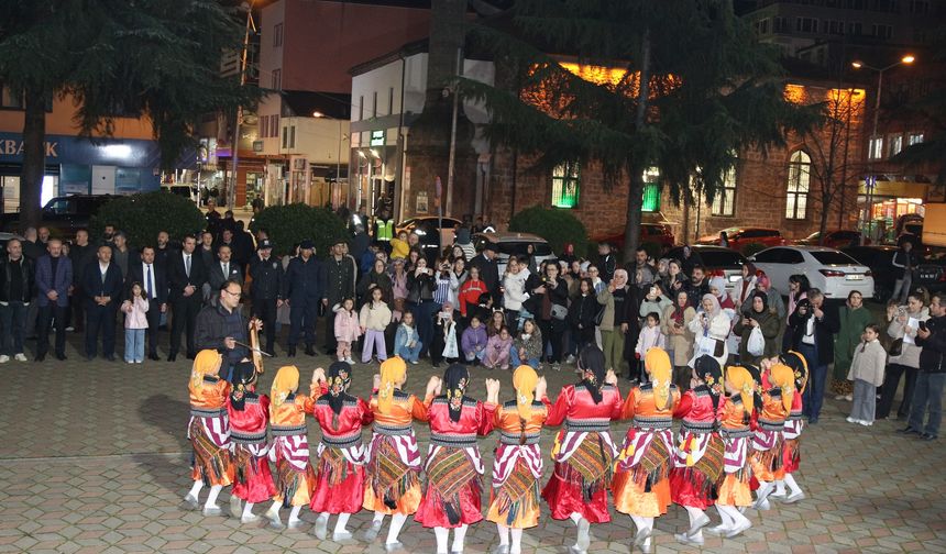 VAKFIKEBİR’DE KURTULUŞ COŞKUSU: SOKAKLAR MEŞALELERLE AYDINLANDI