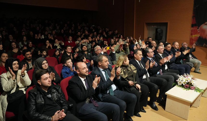 İLÇELERDE TİYATRO ŞÖLENİ SÜRÜYOR