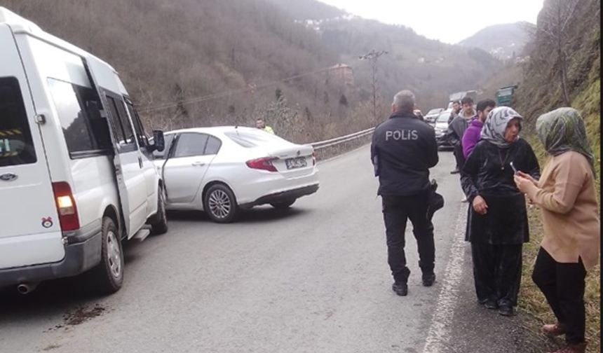 ŞALPAZARI’NDA ÖĞRENCİ SERVİSİ KAZASI KAMERADA Trabzon'un Şalpazarı ilçesinde bir öğrenci servisi yolda kontrolden çıkara