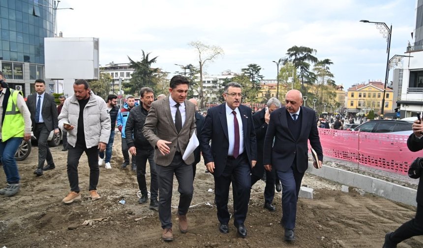 BAŞKAN GENÇ, MEYDAN’DAKİ DÖNÜŞÜMÜ YERİNDE İNCELEDİ