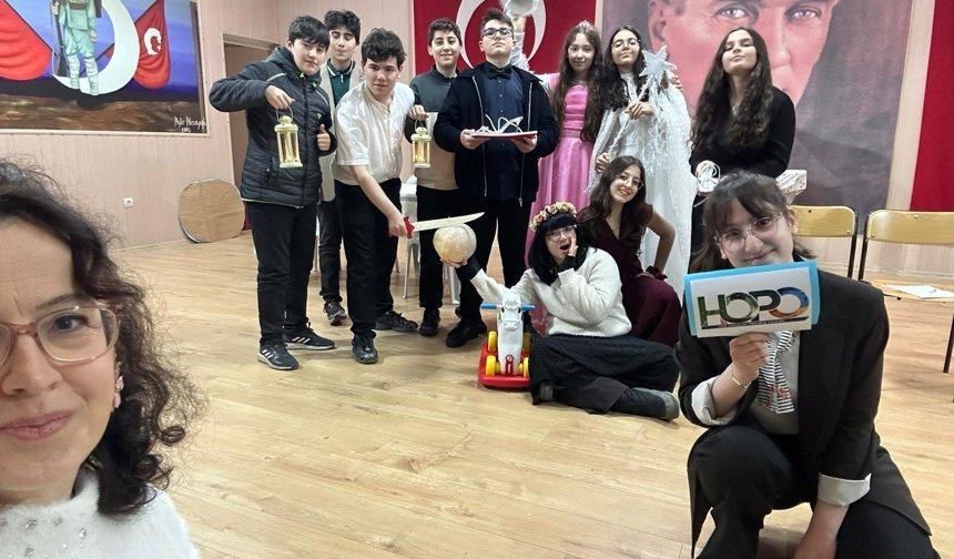 ÖĞRENCİLER YABANCI DİLİ SAHNEDE GELİŞTİRİYOR