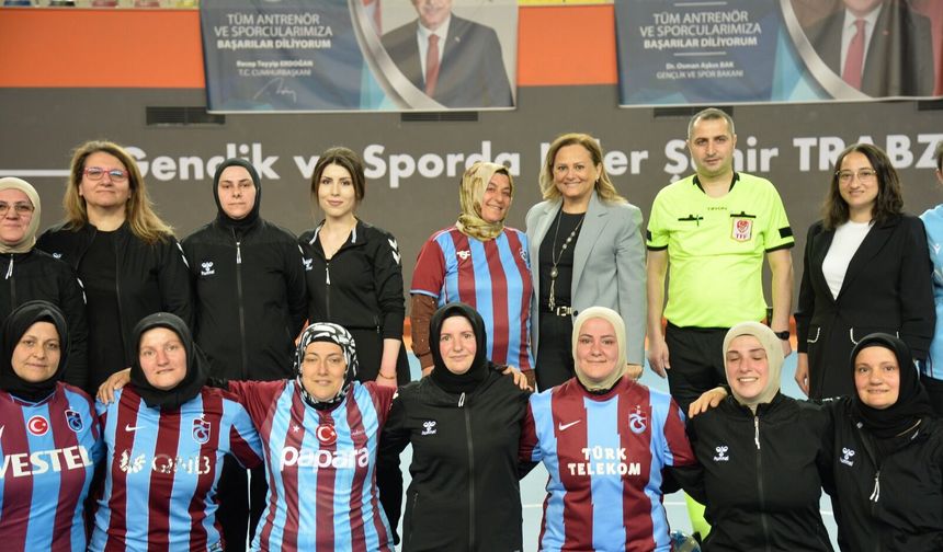 ÖZEL KADINLAR FUTBOLDA DA ENGEL TANIMADI