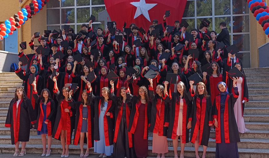 BEŞİKDÜZÜ FEN LİSESİ’NDE MEZUNİYET SEVİNCİ