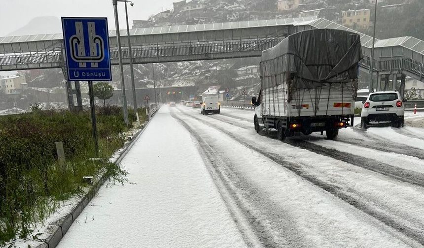 Beşikdüzü Yaylacıların Gümüşhane Tünel Çıkışında Dolu Yağmuru Durdurdu